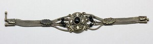 Armband Silber mit Niello, schwarze Glasperlen, wohl Balkan oder Russland 1850