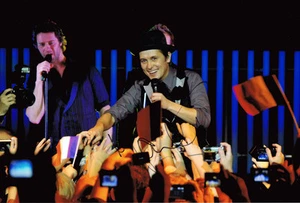 Mark Owen SIGNIERTES Autogramm 12x8 Foto + Händler COA Take That Reunion Konzert Tour - Bild 1 von 1