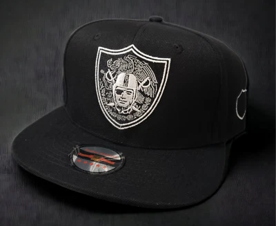 OAKLAND LA LV CHICANO 墨西哥徽章 ARMS RAIDERS 黑色银色合身帽子 — 第 1/3 张图片