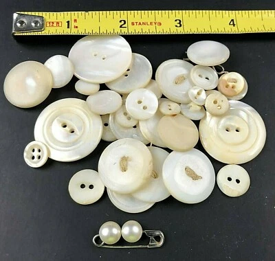 Antiguo LOTE DE BOTONES DE COLECCIÓN FREGONA MADREPERLA Y OTROS ojos de pez de colección caña costura  Foto 1 de 4