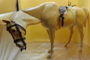 Marx 1973 Pferd Gelenk Hals bewegt nickend Buckskin nickend mit Sattel Trense - Bild 1 von 10