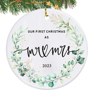 Cadeaux de Mariage pour Couples Unique 2023 Notre Premier Noël en tant que Monsieur Madame Ornement, Br - Photo 1/8