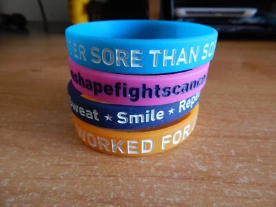 JUEGO DE 4 PULSERAS DE GOMA SILICONA ENTRENAMIENTO GIMNASIO GIMNASIO GIMNASIO EN FORMA NUEVO  Foto 1 de 4