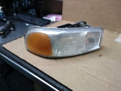 2006 GMC Yukon XL 1500 Right Headlight Assembly - Used, Light Hazing, Black Foto 1 de 4