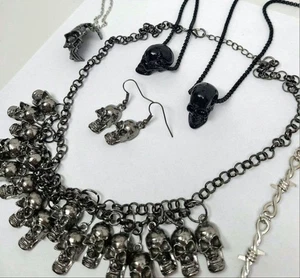 Collar de cadena de calavera humana con pendiente y alambre de púas lote Halloween muerte gótica - Imagen 1 de 8