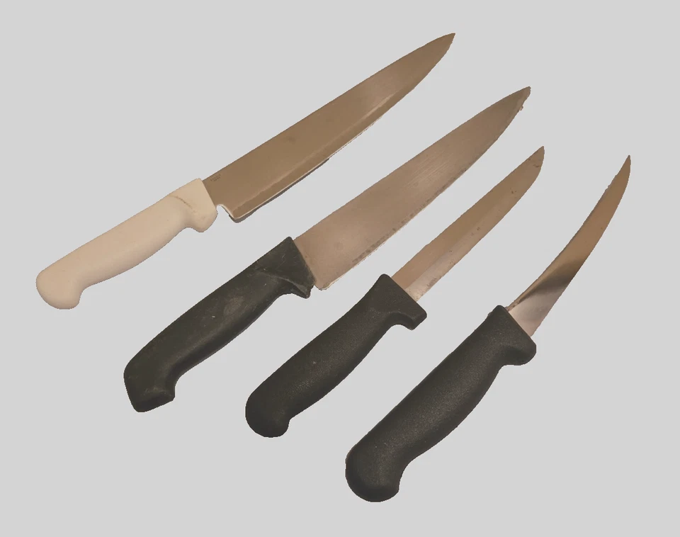 Lote de cuatro (4) cuchillos, 2 cuchillos de chef de cocina, cuchillo de deshuesar curvo y cuchillo de deshuesar Foto 1 de 4