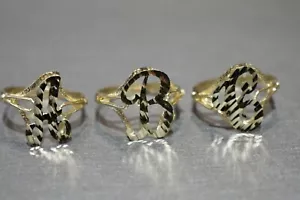 Anillo de letras cursivas iniciales de oro amarillo liso de 10 K de corte de diamantes de 0,6". Talla 6,75 - Imagen 1 de 155