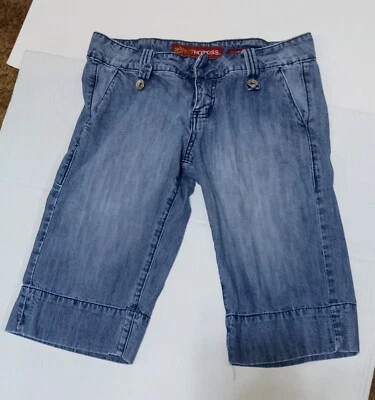 Pantalones cortos de mezclilla Hot Kiss hasta la rodilla talla 3 Foto 1 de 3