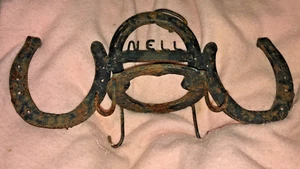 Estante de bridas para zapatos de caballo de colección arte popular americano hecho a mano Nell sombrero abrigo estable - Imagen 1 de 10