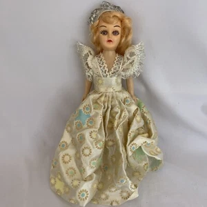 Bambola composizione 7,5" plastica dura vintage occhi addormentati biondi fiori abito - Foto 1 di 7