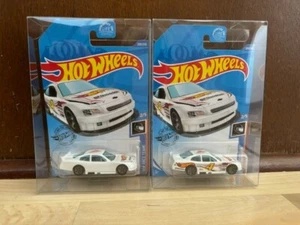 Hot Wheels ERROR No Tampo ~ with the Correct Car ~ both with Protectors ~ RARE ~ - Picture 1 of 6