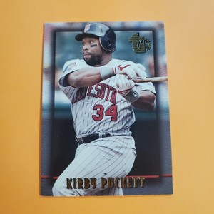 1995 Topps Embossed #71 Kirby Puckett Minnesota Twins Baseball Card 