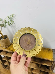 Colgante de pared de músico clásico vintage de latón con marco de mariposa - Imagen 1 de 2