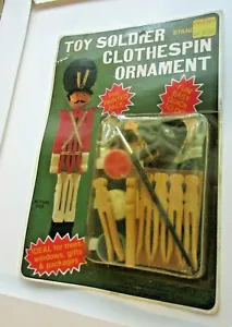 DE COLECCIÓN DIVERTIDO PROYECTO ARTESANAL JUGUETE SOLDADO ADORNO DE PINZA EN TARJETA ORIGINAL 1982 - Imagen 1 de 6