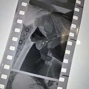 Vintage Foto Negative UdSSR Frau stillt Haus Foto - Bild 1 von 6