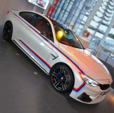 Calcomanías gráficas para puerta lateral a rayas línea de cintura BMW M4 M Performance Foto 1 de 4