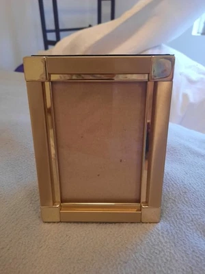 Marco de fotos vintage color dorado para foto de 5” X 7”, Fetco Int'l. (Para universidad $) Foto 1 de 4