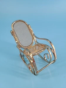 Mecedora de latón para casa de muñecas asiento de malla de 3" de alto mini pequeña - Imagen 1 de 4