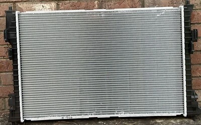 Radiador CSF 3667 para Ford Explorer 2011-2015 Foto 1 de 4