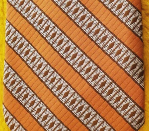 1970er VINTAGE FUNKY MOD ~ SEARS HERRENKRAWATTE ~ BRAUN & ORANGE ~ GESTREIFT ~ 56" - Bild 1 von 3