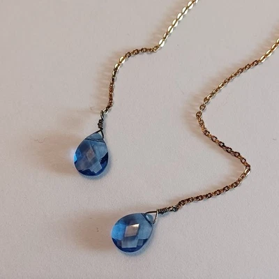 Brincos de rosca dourada com cristal facetado azul claro - Imagem 1 de 4