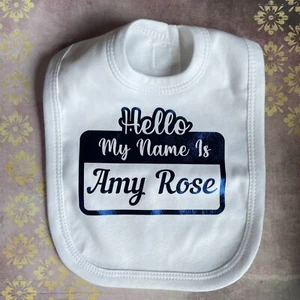 NAME Personalisiertes Baby Lätzchen Einzigartiges Design Süßes Geschenk Unisex Babyparty Geschenk - Bild 1 von 5