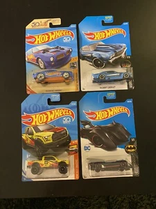 (Lotto di 4) RUOTE CALDE - 70 Pontiac Firebird/Camion/70 Chevy Chevelle/Batmobile - Foto 1 di 2