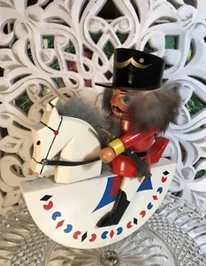 ZUBER Nussknacker Weihnachten Holzspielzeug Soldat auf Schaukelpferd Deutschland Pelzhaar - Bild 1 von 6