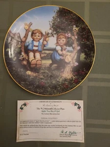 Placa de coleccionista Hummel ""Apple Tree Boy & Girl"" 1989 - Imagen 1 de 4