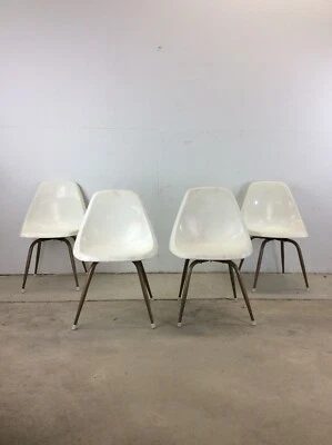 Juego de 4 sillas de plástico moldeado con base giratoria Foto 1 de 4