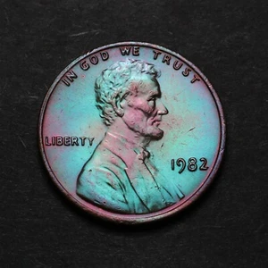 Centavo Lincoln 1982 (fecha grande - cobre) con tono rosa verde arco iris 6-23 - Imagen 1 de 2