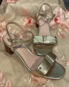 KATE SPADE Women’s Sz 8 B Cindy Bow Sandal Pale Gold/Gold Spade Logo K1409 $229 - Picture 1 of 7