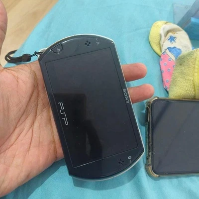 SONY PSP Go 16GB Piano Black Console Gaming System PSP  - Image 1 of 4