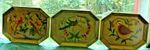 Drei (3) Vintage Tole Tabletts handbemalte Vögel - Bild 1 von 4