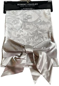 Robert Stanley Table Runner Plateado con Arcos 72” X 14” Vajilla de Navidad NUEVO - Imagen 1 de 13