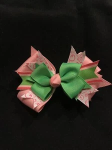 Lazo de pelo cinta de 4 pulgadas con clip rosa y verde a rayas en capas. - Imagen 1 de 3