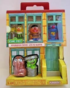 Sesamstraße Nachbarschaftsfreunde Bert Ernie Grover Oscar & Schnupftabak Neu im Karton - Bild 1 von 12