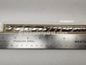 Original OEM Ford Cubierta Tapa TITANIO Emblema Insignia KS7Z9942528G - Imagen 1 de 8