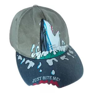 Cappello Montauk New York SharkBite berretto da ballo adulto Just Bite Me Shark Bite Strapback - Foto 1 di 8