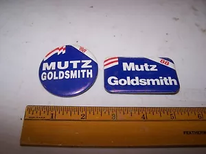 Dos prendedores de botones pinback Mutz Goldsmith 1988 - Imagen 1 de 2