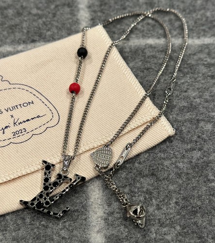 LOUIS VUITTON（LV） Collana con ciondolo Louis Vuitton logo zucca nera di Yayoi Kusama (nuova)