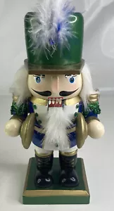 8"" grünes Bandmitglied spielt die Tambourine Holz Weihnachten Pier 1 Nussknacker - Bild 1 von 8