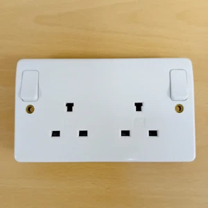 K1246WHI MK: 13 Amp Non Standard Switched Socket Outboard Wippen 2 Gang DP - Bild 1 von 7