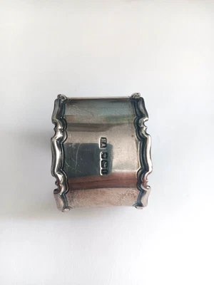 Antiguo anillo servilletero inglés de plata de ley Foto 1 de 4