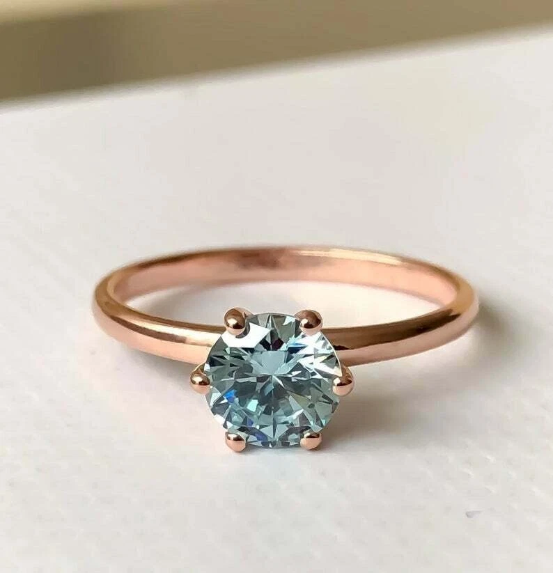 Alianza de boda de piedras preciosas de aguamarina natural de 1,50 quilates de corte redondo de oro rosa sólido de 14 quilates Foto 1 de 4