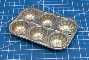 Vintage Aluminum Mini Daisy Cupcake Pan Baking Toy 5.75" x 4 x .5" 42417 - Picture 1 of 5