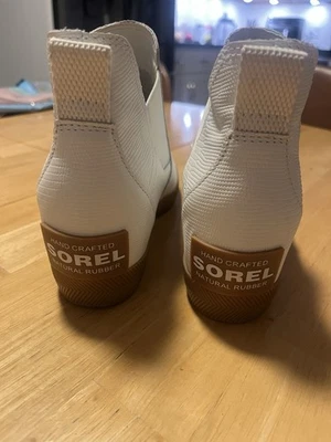 Bota Sorel Out And About para mujer. Cuña sin cordones talla 7,5. Blanco. Impermeable. Foto 1 de 4