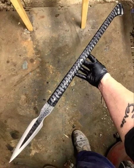 LANZA DE CAZA DE JABALÍ DE ACERO AL CARBONO HECHA A MANO PERSONALIZADA CON FUNDA DE CUERO Foto 1 de 1