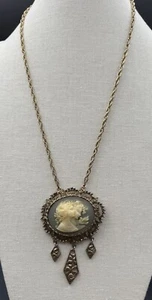 Collana Cammeo Riproduzione Vintage Verde/Bianco ?Acrilico/Plastica 2 Teste Ornate - Foto 1 di 6