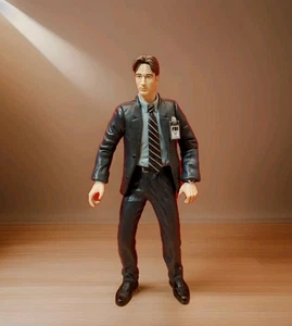 X-Files Fight The Future Fox Mulder 6" Modellino McFarlane 1998 con distintivo - Foto 1 di 9